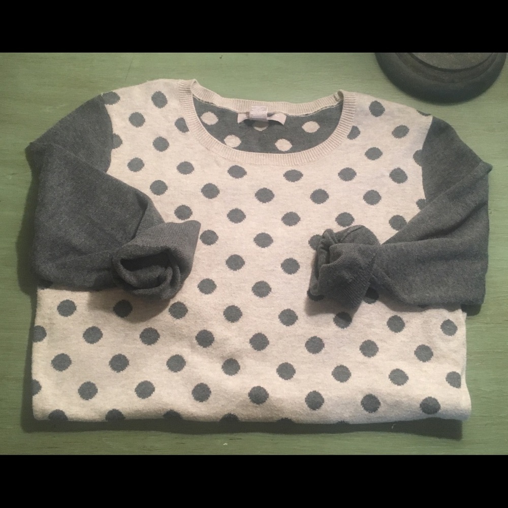 Light and dark grey polka dot sweater.